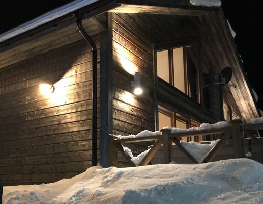 Hyr denna stuga i  på 170 m². 13-15 sängplatser. 6 000 - 35 000 kr per vecka. Se bilder och tillgänglighet här.