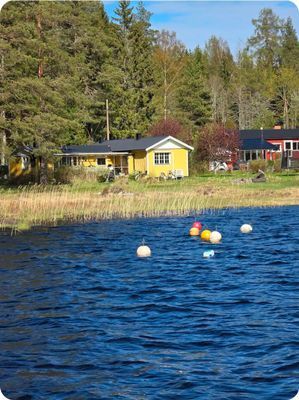 En idyllisk tillflykts plats vid sjön