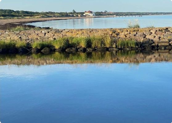 Stora stranden och Klitterhus på andra sidan pirarna