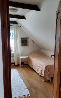 Sovrum med två sängar (90*200), samt spjälsäng.