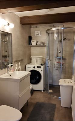 Toalett med dusch och tvätt/torktumlare