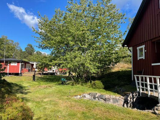 Värdinnans hus till vänster