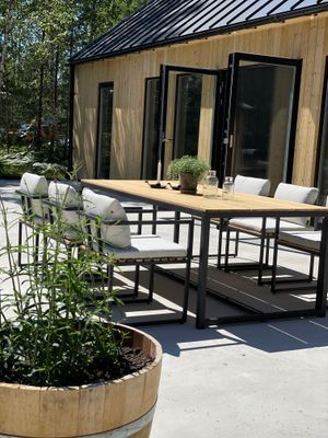 Hyr denna stuga i  på 87 m². 5 sängplatser. 20 000 - 28 000 kr per vecka. Se bilder och tillgänglighet här.