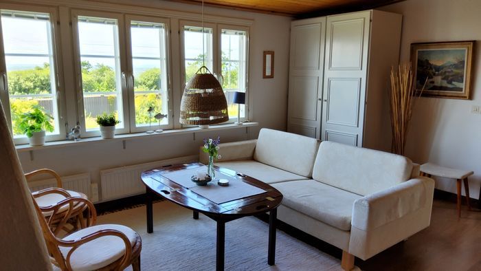 Allrum med soffa och 2 stolar.