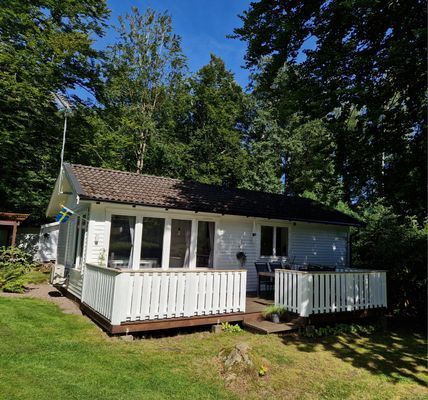 Hyr denna stuga i  på 50 m². 4-5 sängplatser. 7 600 - 10 000 kr per vecka. Se bilder och tillgänglighet här.