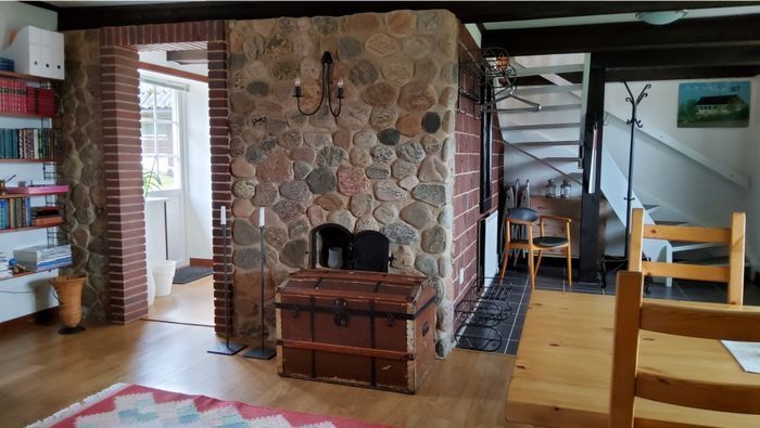 Allrum med stenvalv till vardagsrum till vänster