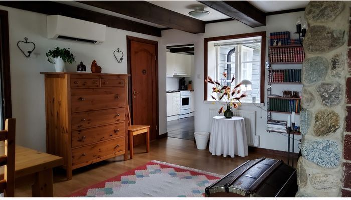 Köket finns i en vinkelbyggnad från allrummet, toalettdörren till vänster.