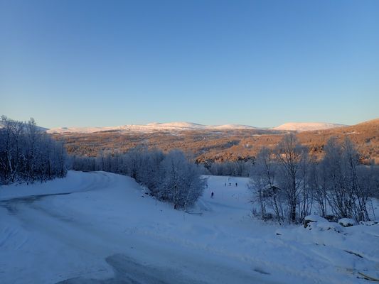 Hänförande utsikt över Skarvarna, Kariknallen och Skenörsfjället.