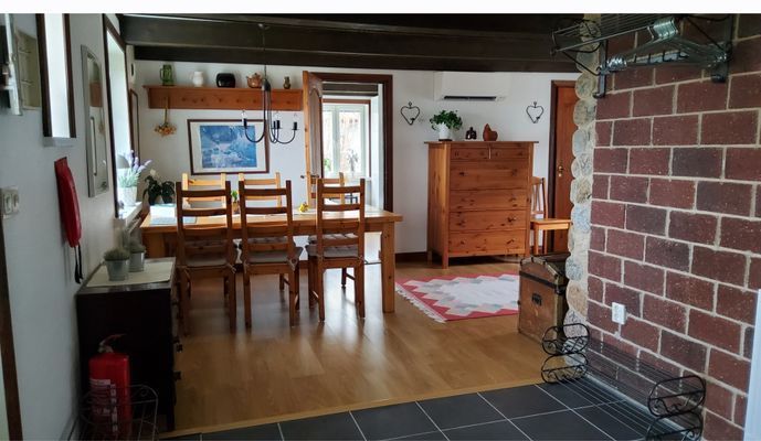 Allrum med dörrar till sovrum och toalett