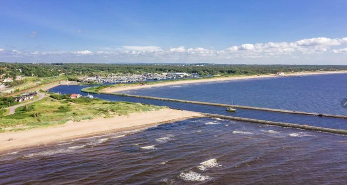 Hunnabadet, pirarna, hamnen och den långa stranden