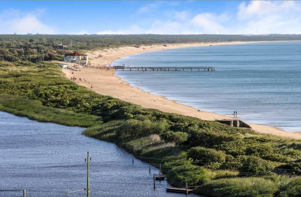 Stora stranden med handikappanpassadbadbrygga. Bro över Rönneå finns i hamnenn fö