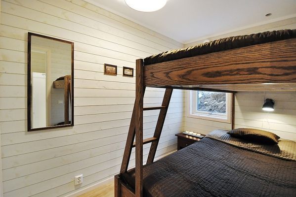 Hyr denna stuga i  på 72 m². 6 sängplatser. Från 15 000 kr per vecka. Se bilder och tillgänglighet här.