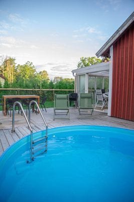 Stuga med uppvärmd pool och gångavstånd till havet