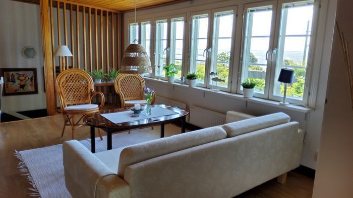 Allrum med soffa och 2 stolar.