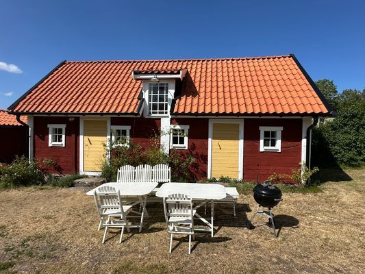 Pittoresk stuga i  charmiga Karlevi -stor trädgård