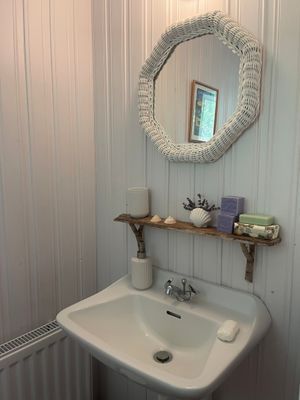 Rött stenhuggartorp nära hav och skog - Bild 12