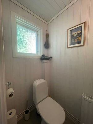 Rött stenhuggartorp nära hav och skog - Bild 13