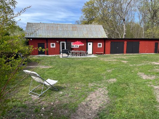 Hyr denna stuga i Böda på 40 m². 4-5 sängplatser. 9 000 - 11 500 kr per vecka. Se bilder och tillgänglighet här.