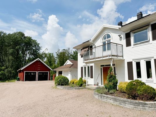 Hyr denna stuga i Halland på 200 m². 7 sängplatser. Från 16 676 kr per vecka. Se bilder och tillgänglighet här.