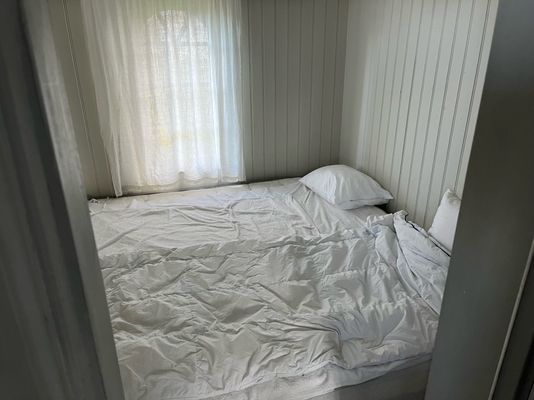 Sovrum med en dubbelsäng