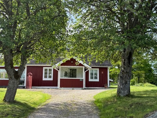 Hyr denna stuga i Älmhult på 90 m². 4 sängplatser. 4 900 - 7 900 kr per vecka. Se bilder och tillgänglighet här.