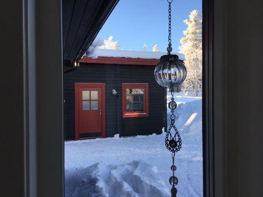Gäststugan sedd från stugan