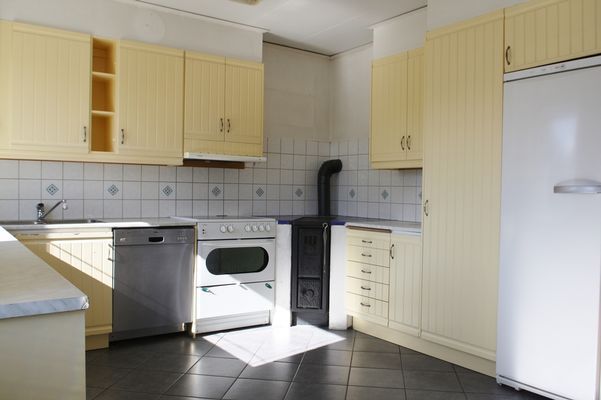 Hyr denna stuga i  på 180 m². 2 sängplatser. 4 000 - 8 000 kr per vecka. Se bilder och tillgänglighet här.