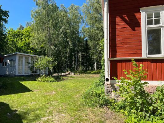 Hyr denna stuga i Yxlan på 150 m². 8 sängplatser. 12 600 - 17 500 kr per vecka. Se bilder och tillgänglighet här.