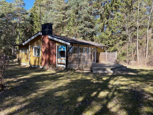 Hyr denna stuga i Åhus på 75 m². 6-8 sängplatser. 9 000 - 13 000 kr per vecka. Se bilder och tillgänglighet här.