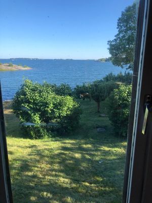Rymligt sommarhus, fri havsutsikt och egen brygga