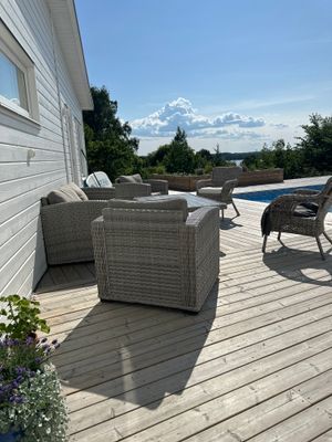 2-plansvilla med pool ett stenkast från bad