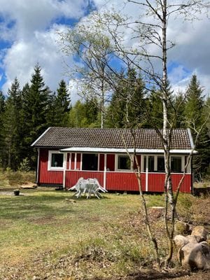 Nyrenoverad stuga vid lugna granarpssjön 55kvm