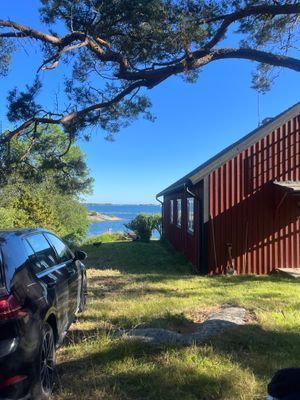 Hyr denna stuga i  på 180 m². 8 sängplatser. 18 000 - 20 000 kr per vecka. Se bilder och tillgänglighet här.