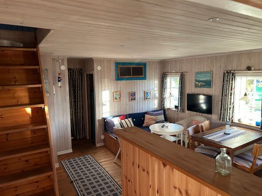 Charmig stuga på villatomt med havsutsikt