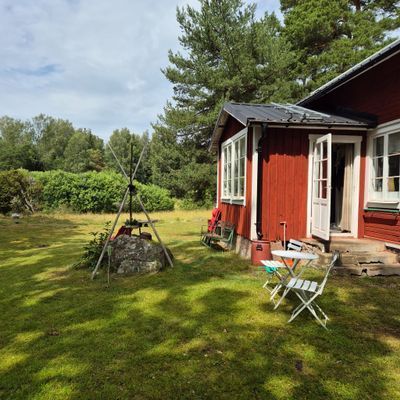 Hyr denna stuga i Norrtälje på 80 m². 4-7 sängplatser. 6 700 - 8 000 kr per vecka. Se bilder och tillgänglighet här.