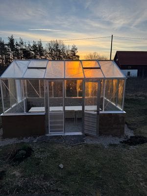 Hyr denna stuga i  på 230 m². 10 sängplatser. Från 15 000 kr per vecka. Se bilder och tillgänglighet här.