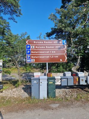 Ta höger till Byrums strand. Parkering finns eller låna våra cyklar.
