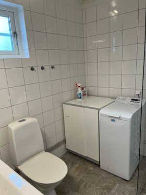 Tvättmaskin och varmvattenberedare i stugan