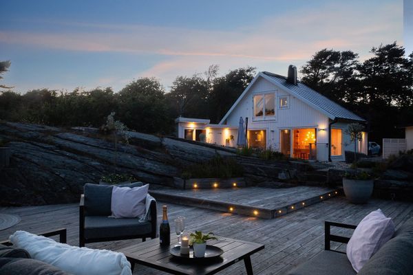 Hyr denna stuga i Västkusten på 105 m². 6-7 sängplatser. 22 000 - 27 000 kr per vecka. Se bilder och tillgänglighet här.