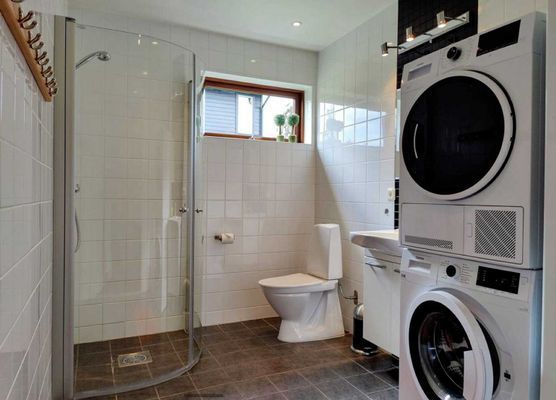 Toalett/dusch nr2 som har både tvättmaskin, tumlare och torkskåp