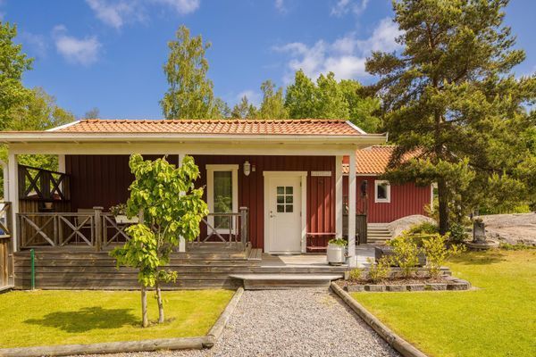 Vinterbonad stuga nära vatten, natur och golf