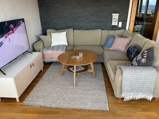 Allrum med stor och skön hörnsoffa inkl stor TV m Chromecast
