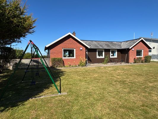 Hyr denna stuga i Mellbystrand på 87 m². 6-8 sängplatser. Från 12 800 kr per vecka. Se bilder och tillgänglighet här.