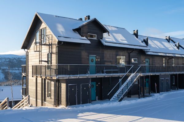 Översikt hus - dörr till lägenheten är på gatunivå