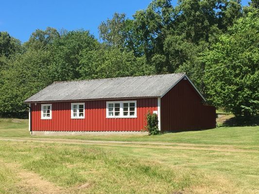 Charmig, äldre stuga i lantligt läge nära havet. - Bild 12