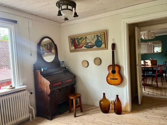 I ena hörnet av den gamla festsalen finns en tramporgel för spelsugna musikälskare.