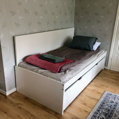 Säng i vardagsrummet
