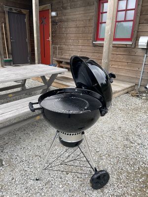 En Weber Master-Touch 57 cm kolgrill för härliga grillkvällar utomhus.