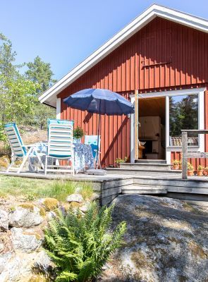 Charmigt skärgårdshus med solig altan