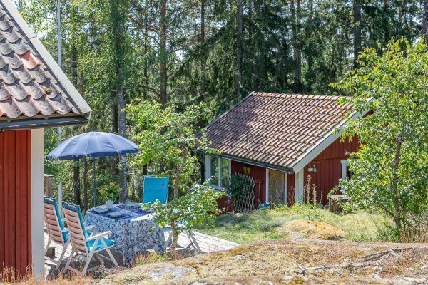 Hyr denna stuga i Svartsö på 54 m². 7 sängplatser. Från 15 000 kr per vecka. Se bilder och tillgänglighet här.